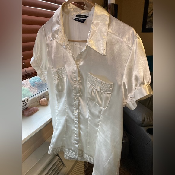 Elegant White Satin Blouse - Picture 2 of 9